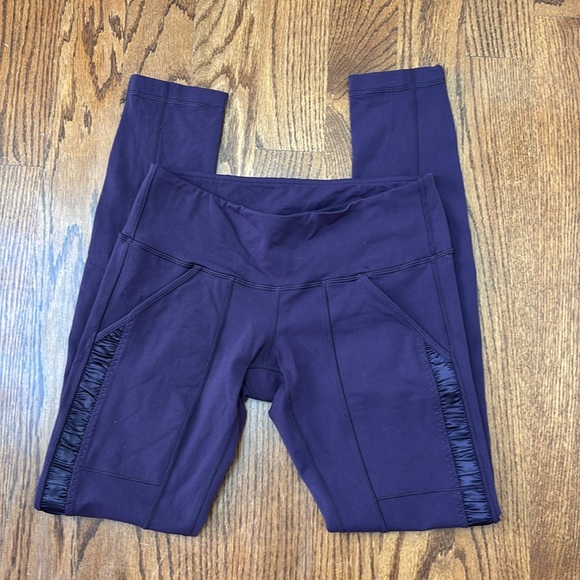 Lululemon running leggings with pockets and satin shirring detail, size 8 - Picture 2 of 3